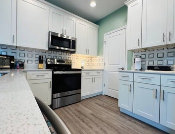 2B/2B College Park home w/fenced patio yard, close to DT Orl & WP. Pet Friendly! 2