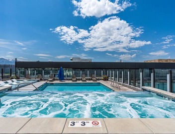 2bd/2ba Best style and location/Pool+spa/gym/pkg! 5