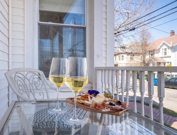 2BR Apt | Full Kitchen | 10 Min to Old Port 3