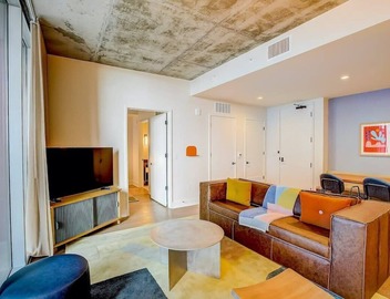 2BR Condo near Rainey St | Heated Pool | Fireworks 5