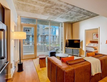 2BR Condo near Rainey St | Heated Pool | Fireworks 3