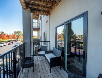 2nd Floor Apt + Amenities - South Springfield 3