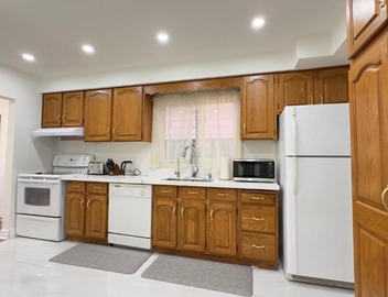 3 Bed 2 Bath Bungalow, Walk to Bus, 30 min to Downtown 4
