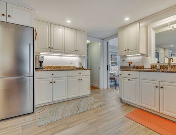 3 Bedroom 2 bath spacious beach house - 2nd house in from the beach! 5