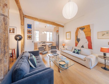 3-bedroom 2 bathroom apartment in Le Marais with AC 2