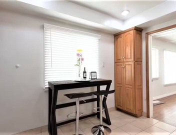 3-bedroom house, pool and other amenities in amazing Tarzana area of Los Angeles 3