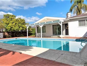 3-bedroom house, pool and other amenities in amazing Tarzana area of Los Angeles 4