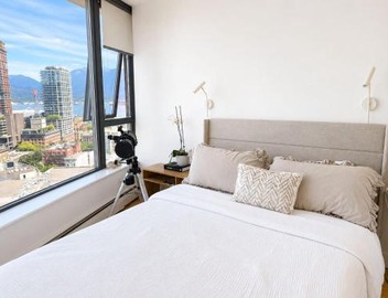 3-Bedrooms premium apartemnt with stunning 180 water, mountain and city view Pool Hot Tub and Gym Heart of Downtown Skytrain 3mins walk to NEARBY STADIUM 4