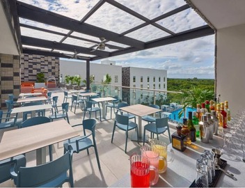 3 Modern Suite Near CUN Airport | Kitchenette, Pool & Free Breakfast 4