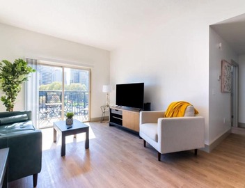 3BR Modern Downtown Apartment with Gym & Office 3