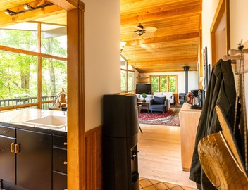 4 Bdrm Lakefront Family Cottage near Sir Sam's 2