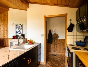 4 Bdrm Lakefront Family Cottage near Sir Sam's 4