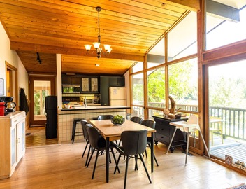4 Bdrm Lakefront Family Cottage near Sir Sam's 5