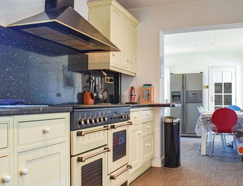 4 bedroom accommodation in Evesham 2