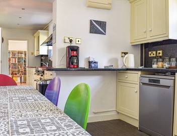 4 bedroom accommodation in Evesham 3