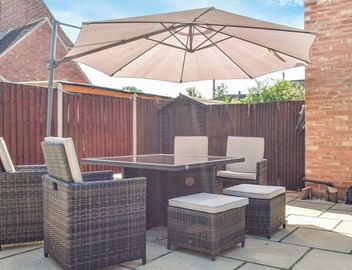 4 bedroom accommodation in Evesham 5