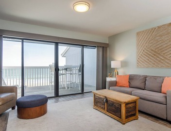4 Bedroom Upscale Duplex with a Pool 3