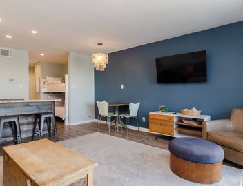 4 Bedroom Upscale Duplex with a Pool 5