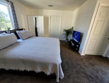 4 Bedrooms & 2.5 Bathrooms in LA 4
