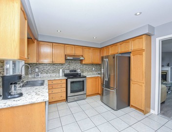 4 Bedrooms 4 Baths Entire Cozy Home in Mississauga 10 Mins Toronto Airport 2