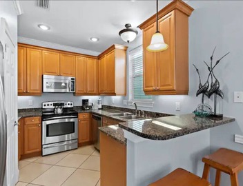 4BR/3.5BA Family Beach Retreat Sleeps up to 12 Resort Pool Walk to Crystal Beach 4