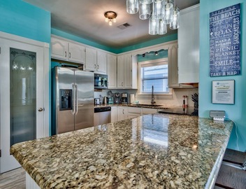 5 bdrm, 4 bath - Private Pool, Outdoor Lounge and Dining Area - 4 King Beds! 5
