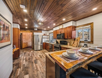 5 BR Lakefront Cabin With Pool, Kayak, BBQ, Boat Launch, Game Room 3