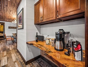 5 BR Lakefront Cabin With Pool, Kayak, BBQ, Boat Launch, Game Room 5
