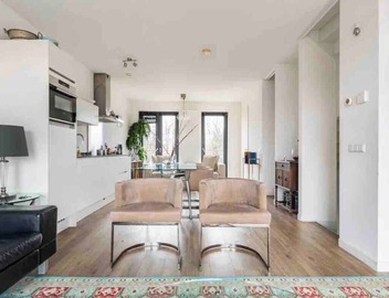 5 minutes from Central Station! Spacious and bright family apartment with roof terrace. 2