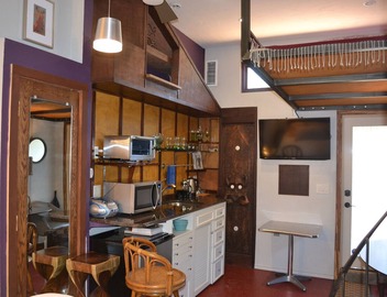5 minutes to Everything Austin-easy walk to Downtown or to swim Barton Springs 3