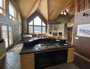 8 bedrooms, amazing views, hot tub, theater, ski shuttle, 1 mile to town! 2