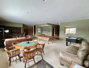 8 bedrooms, amazing views, hot tub, theater, ski shuttle, 1 mile to town! 4