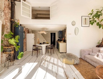 A bright and stylish loft in the heart of Amsterdam, with a cozy interior, plenty of natural light and all the modern conveniences for a relaxing stay in the city. 4