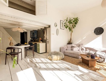 A bright and stylish loft in the heart of Amsterdam, with a cozy interior, plenty of natural light and all the modern conveniences for a relaxing stay in the city. 2