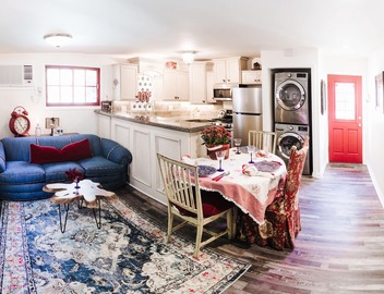 A cozy cottage guesthouse w/stunning extra-large saltwater pool 2
