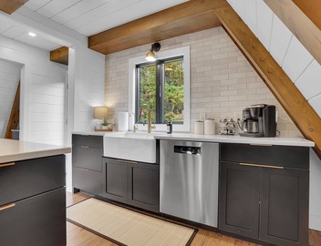 A-Frame Chalet: Fireplace, Hot Tub & Mountain Views 4