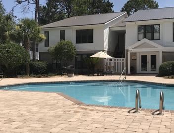 A retreat that can't be beat! 1 bed/1 bath, by the pool and close to everything 3
