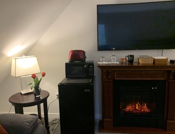 A second floor apartment with en-suite near UNE, Southern Maine beach’s. 3