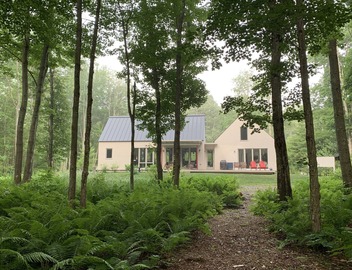 A second floor apartment with en-suite near UNE, Southern Maine beach’s. 4