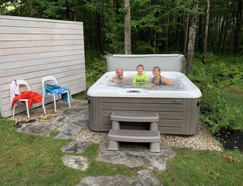 A second floor apartment with en-suite near UNE, Southern Maine beach’s. 5