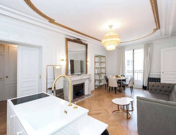 A Sumptuous 2-BR apartment in the Champs-Elysées 4