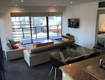A wonderful 3 bedroom apartment in Southbank, just a hop, skip & jump from Crown 4