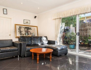 Abbotsford Private Rooms & Pods @ 15 Charles Homestay 3