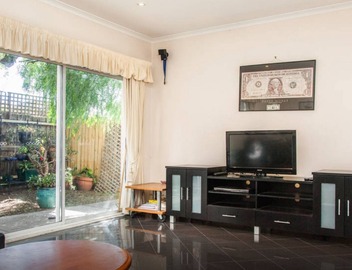 Abbotsford Private Rooms & Pods @ 15 Charles Homestay 5