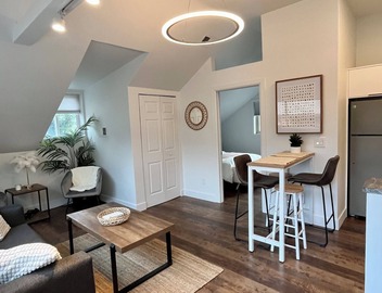 Adorable Carriage House Apartment in the Heart of Denver 3