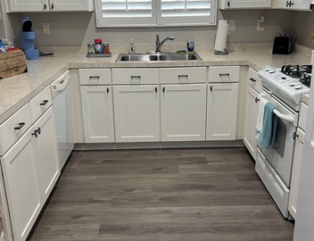 Adorable cottage located minutes from beaches, shopping, dining! 2