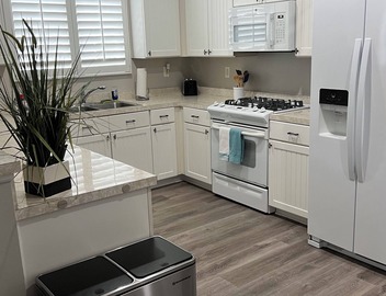 Adorable cottage located minutes from beaches, shopping, dining! 4