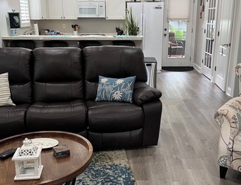 Adorable cottage located minutes from beaches, shopping, dining! 5