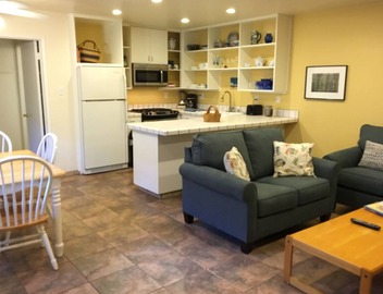 Affordable, end unit on courtyard in desirable La Cabaña! Steps From beach 4