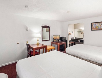 Affordable Room Near Scenic Gene Coulon Beach Park – Just 2.7 Miles! 5